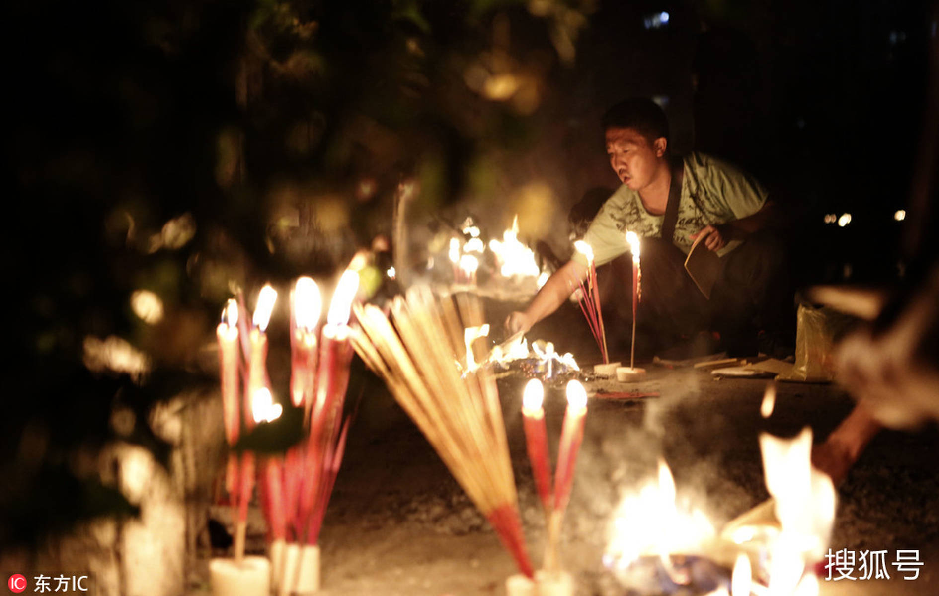 中元节贵州凯里龙头河市民烧纸祭亲 中元节贵州凯里龙头河市民烧纸祭亲